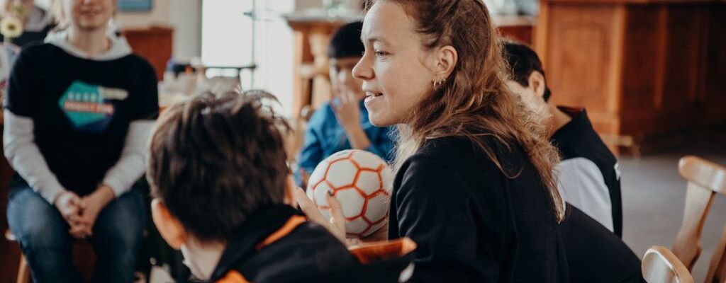Leonie Bröcheler und Almut Ihling halten einen Workshop zu Lieferketten von Sporttextilien.