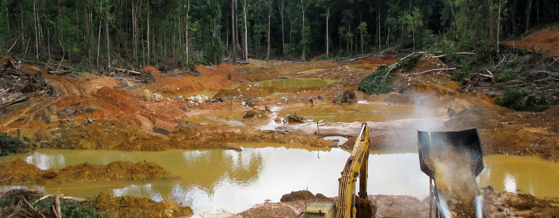 Sichtbare Zerstörung des Regenwalds für die Gewinnung metallischer Rohstoffe