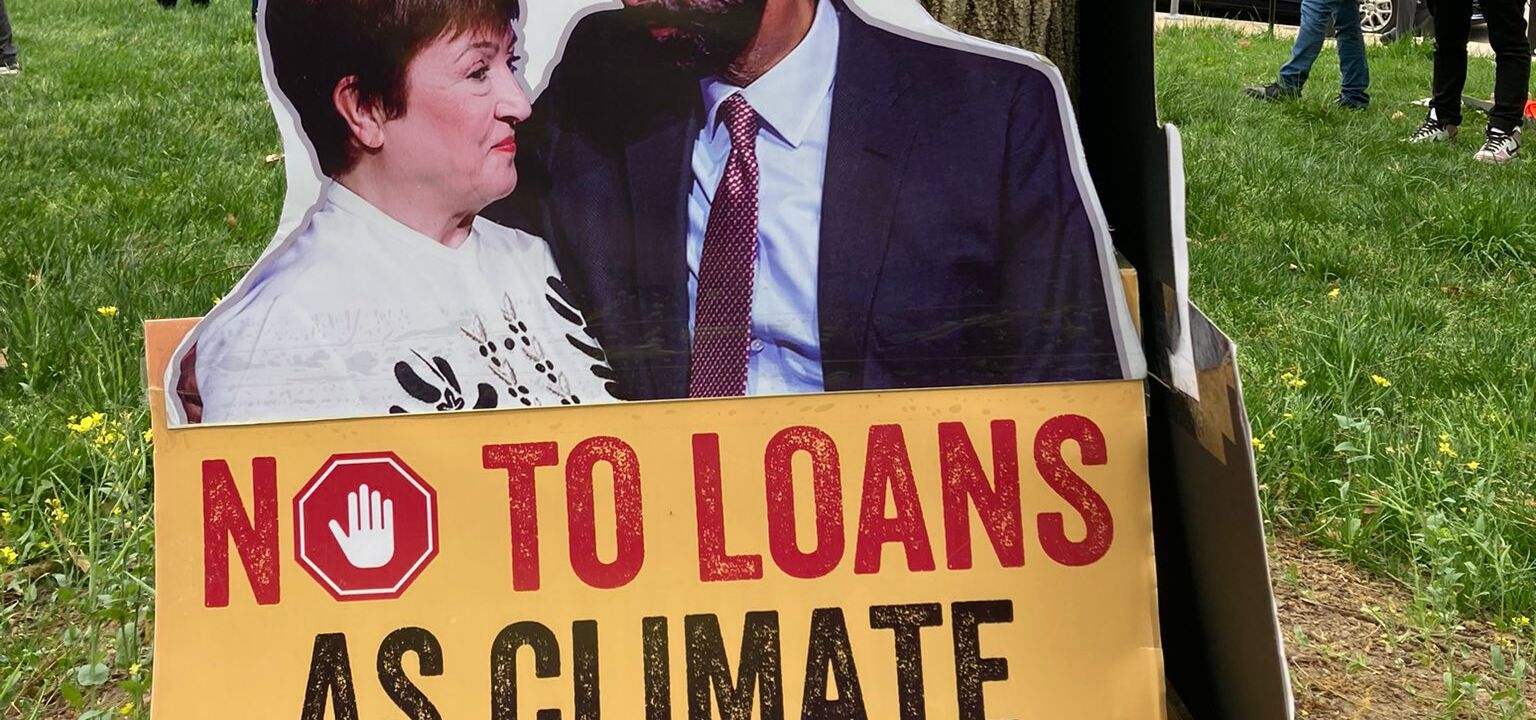 Demoplakat auf dem Weltbankaktionstag zur Frühjahrestagung Demoplakat auf dem Kristalina Georgieva und Ajay Banga zu sehen sind mit der Aufschrift No to loans as climate finance