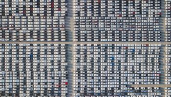 Top-Ansicht von sehr vielen Neuwagen aus der Fabrik, die in die Welt exportiert werden