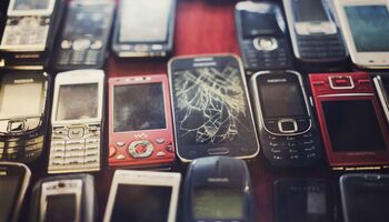 Many old and broken cell phones