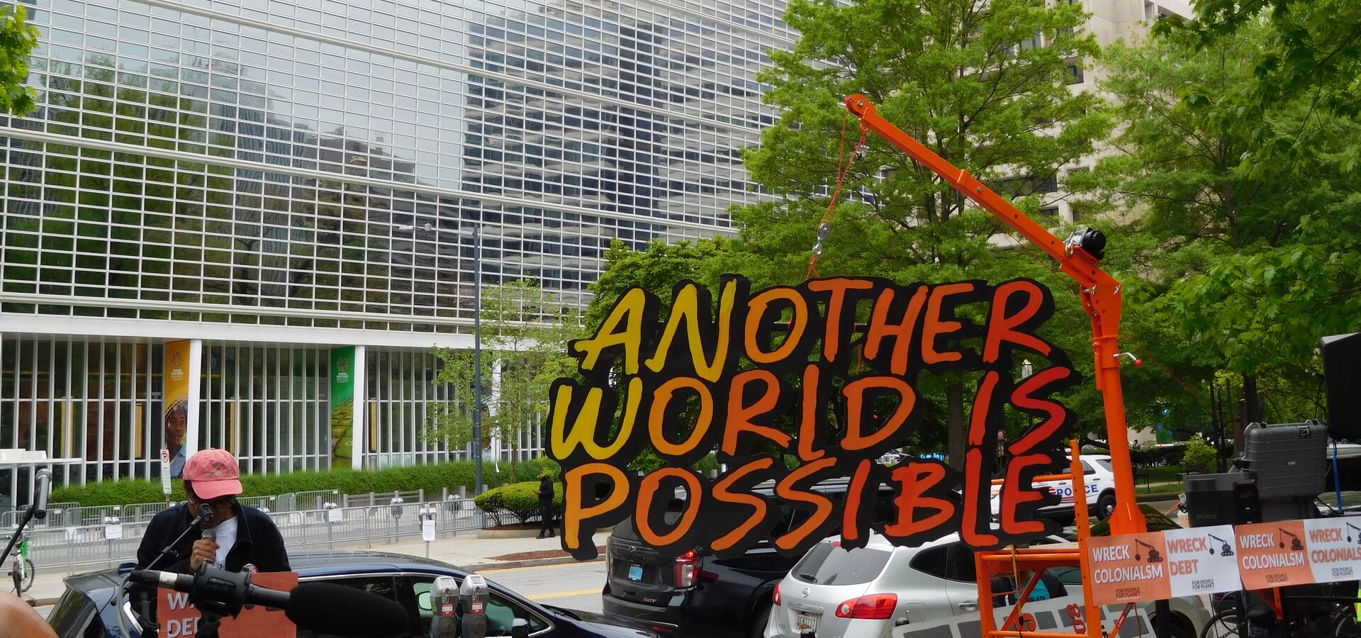 World-Bank-Another-world-is-possible.JPG Weltbankhauptgebäude davor findet eine Kundgebung statt es ist der slogan another world is possible zu sehen