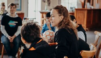 Leonie Bröcheler und Almut Ihling halten einen Workshop zu Lieferketten von Sporttextilien.
