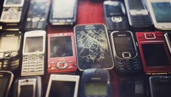 Viele alte und kaputte Handys