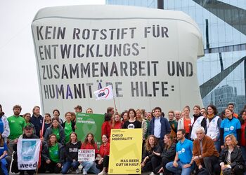 Protestaktion am Berliner Hauptbahnhof zu den Haushaltskürzungen bei der humanitären Hilfe und Entwicklungszusammenarbeit