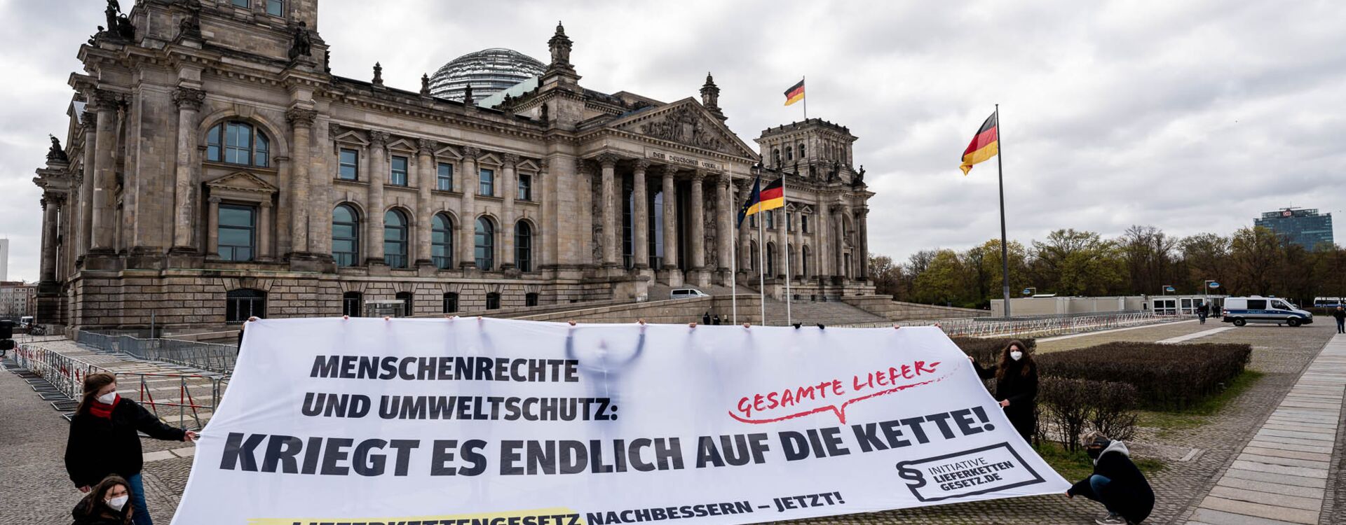 Transparent vor dem Reichstagsgebäude: Menschenrechte und Umweltschutz: Kriegt es endlich auf die Lieferkette!