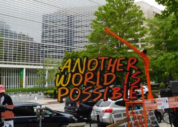 Weltbankhauptgebäude davor findet eine Kundgebung statt es ist der slogan another world is possible zu sehen