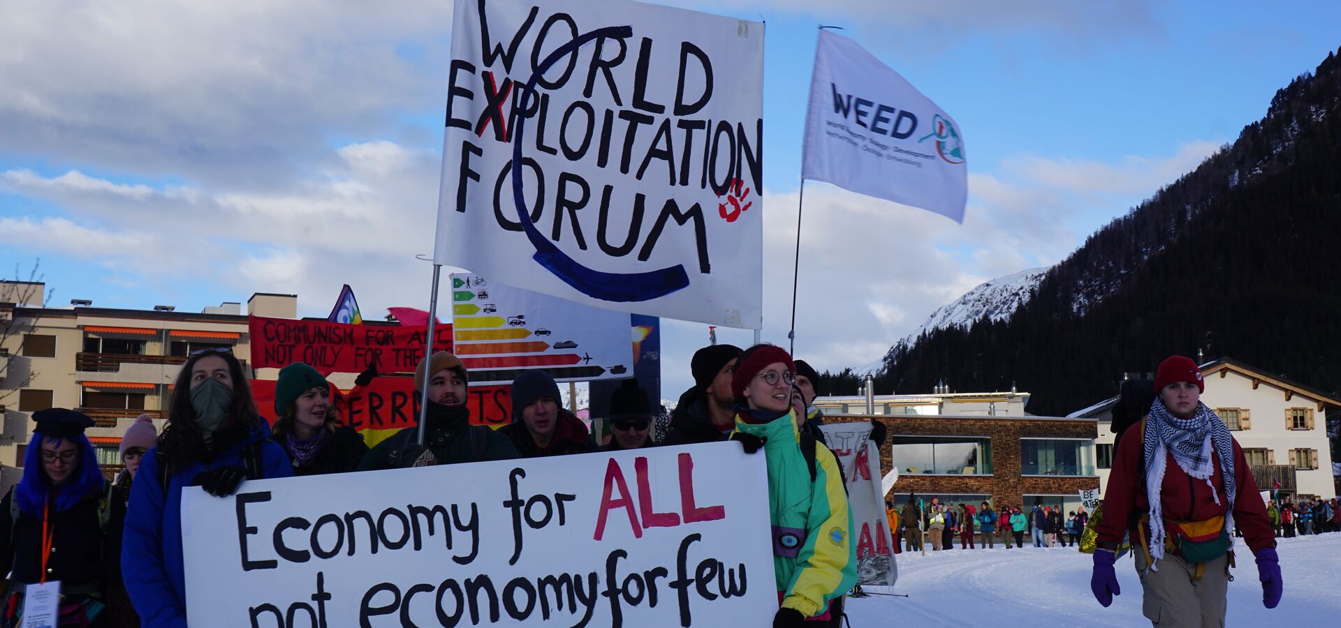Protest gegen das Weltwirtschaftsforum in Davos 2025 Protest gegen das Weltwirtschaftsforum in Davos 2025. Demonstrierende halten ein Banner mit der Aufschrift Economy for All not economy for few