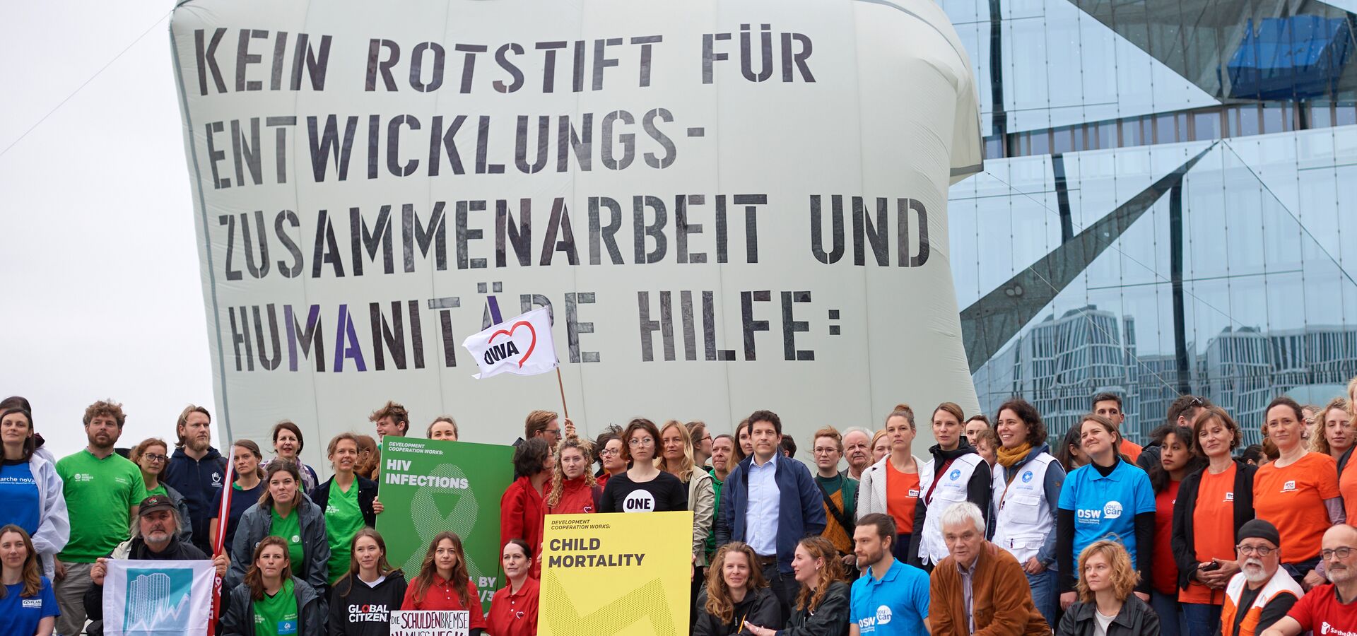 Protestaktion: Die Kürzungen von heute sind die Krisen von morgen Protestaktion am Berliner Hauptbahnhof zu den Haushaltskürzungen bei der humanitären Hilfe und Entwicklungszusammenarbeit