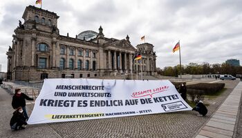 Transparent vor dem Reichstagsgebäude: Menschenrechte und Umweltschutz: Kriegt es endlich auf die Lieferkette!